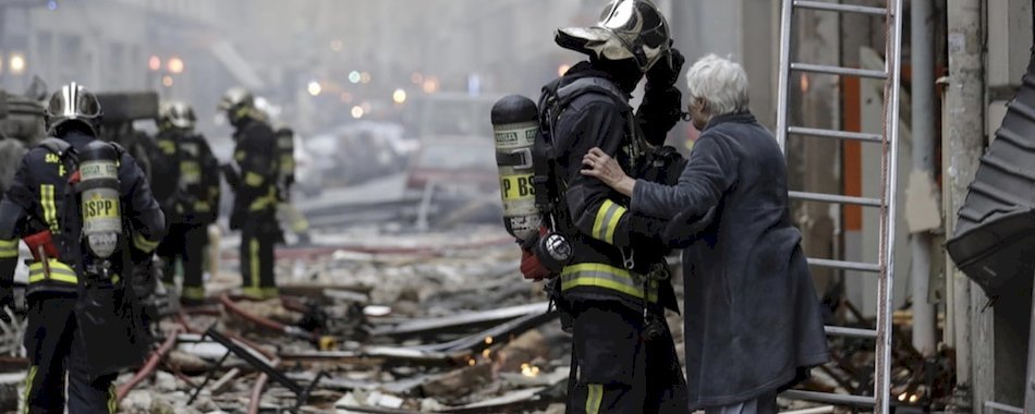 Explosion dans le 9e : les photos impressionnantes du drame kikfj3vtqd