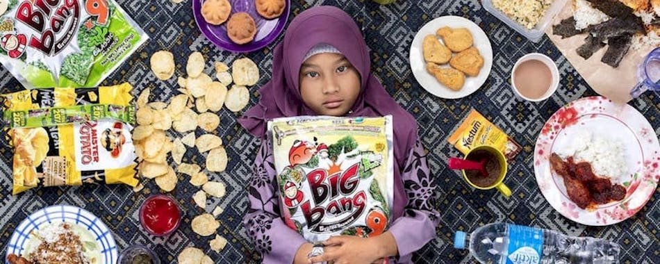 Une série photo avec des enfants illustre la malbouffe dans le monde mx2mon7rbu