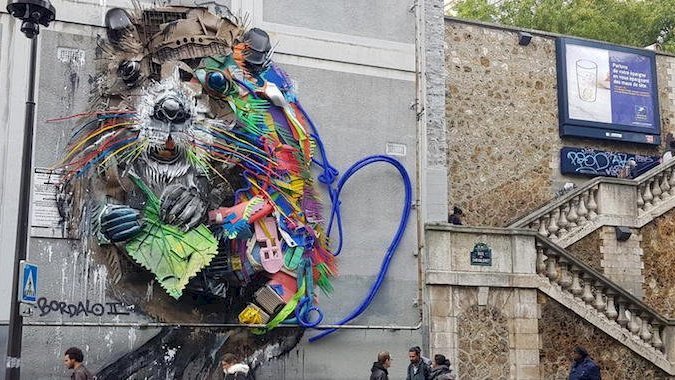 Une immense œuvre de street art réalisée à partir de déchets dans le 13e