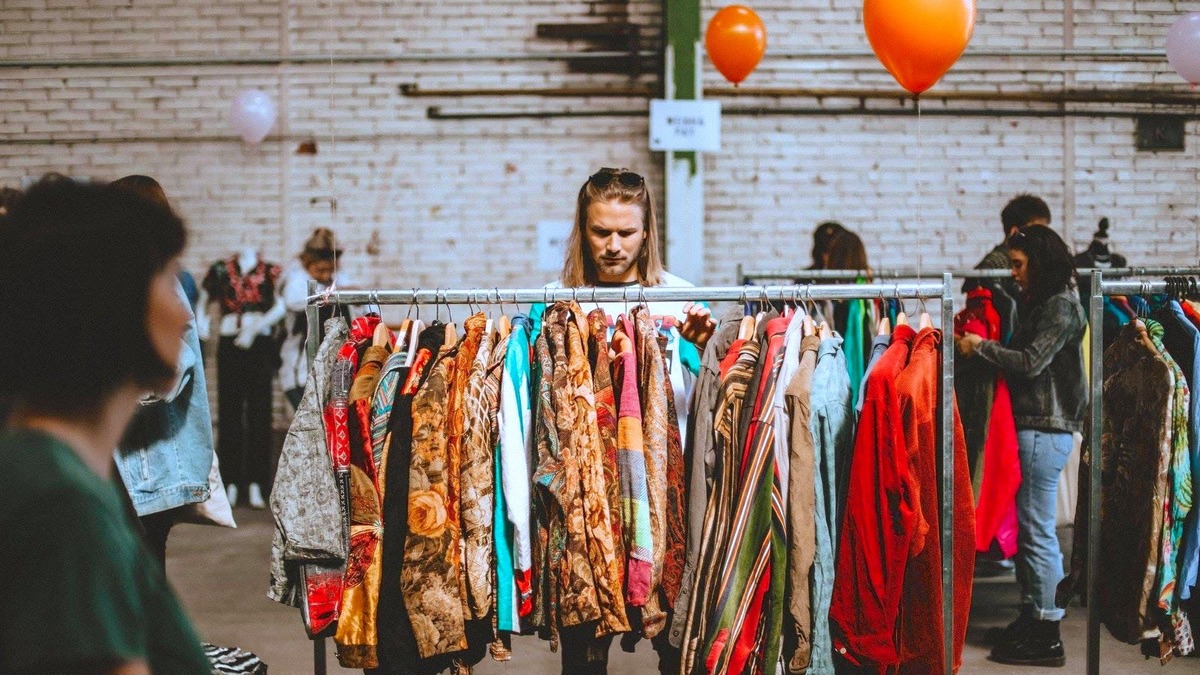 Une grande vente de vêtements vintage au kilo débarque à Lyon Le Bonbon