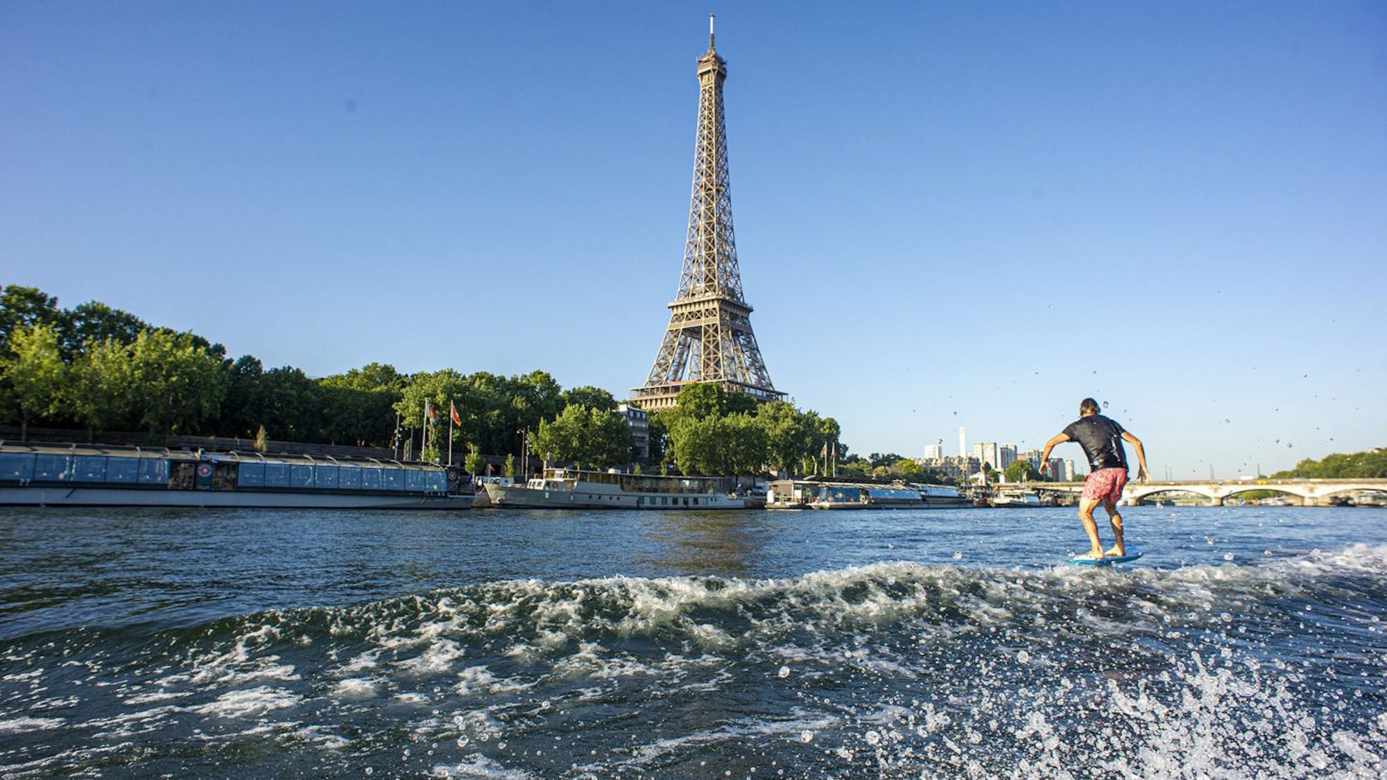 Il surfe sur la Seine au pied de la tour Eiffel ttubperpvt