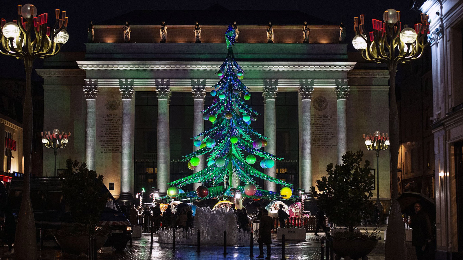 Le manège sapin revient sur la place Saint-Pierre pour Noël  News  Nantes