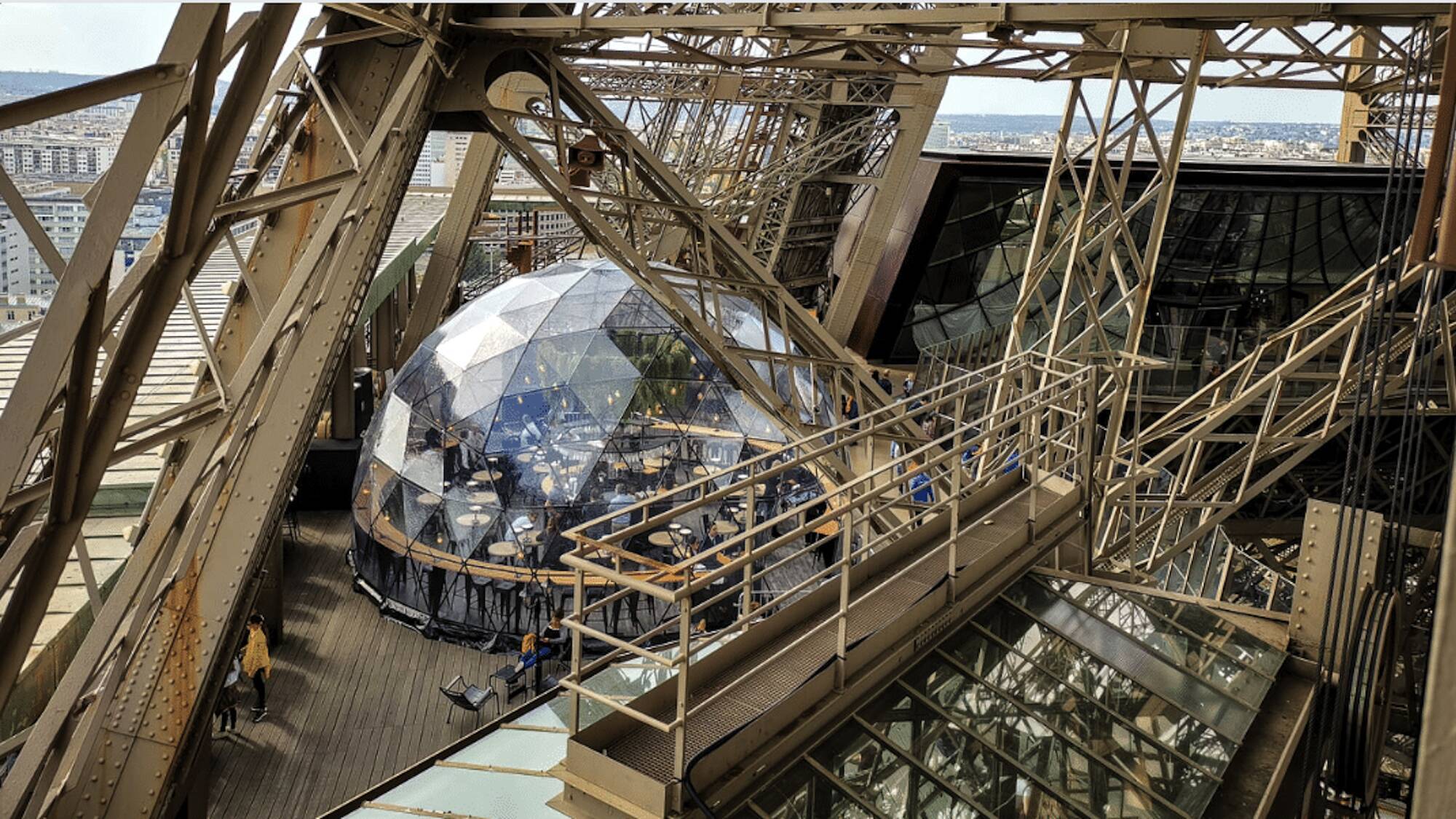Une bulle terrasse s'installe au 1er étage de la tour Eiffel 93jp9dlixh