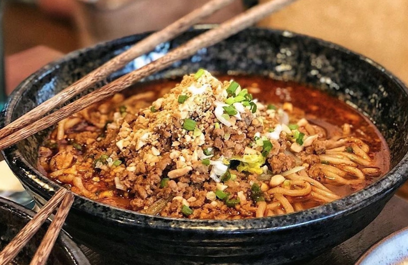 Nouilles chinoises comme au restaurant au poulet mariné à l