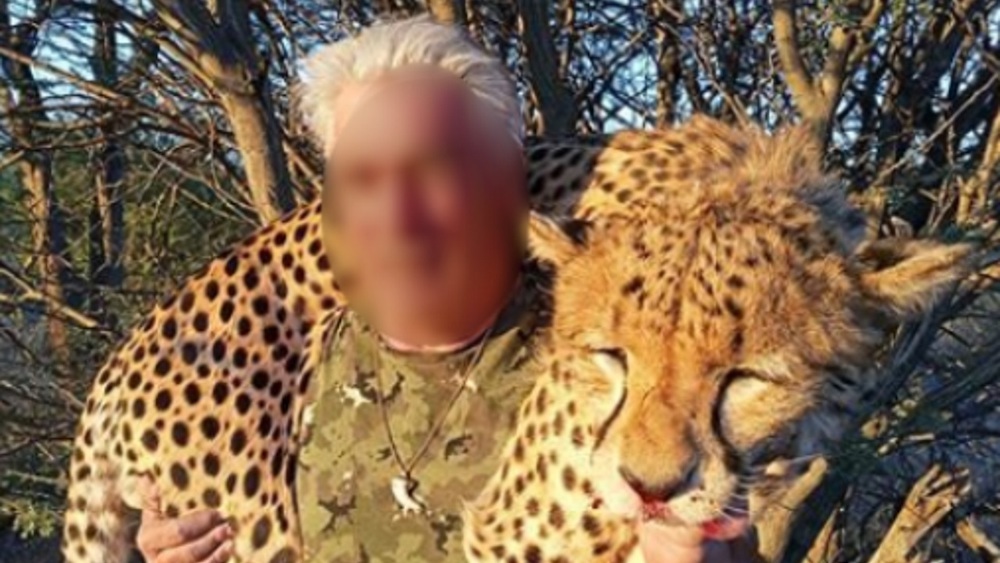 Une nouvelle famille de la région pose avec des trophées de chasse s54ms3iqct