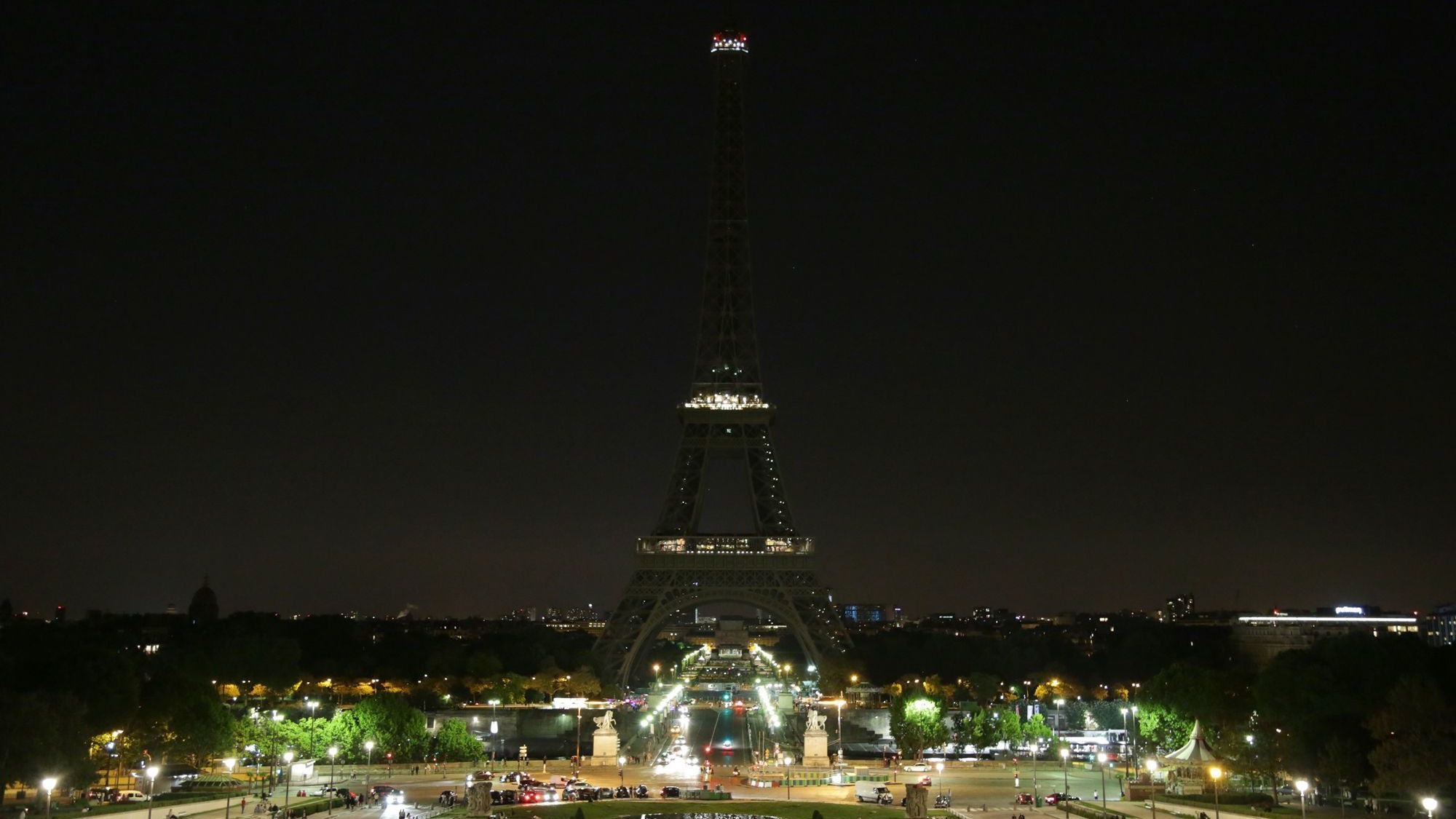 La tour Eiffel sera éteinte ce soir en hommage à Jacques Chirac ec2lgqqkvx