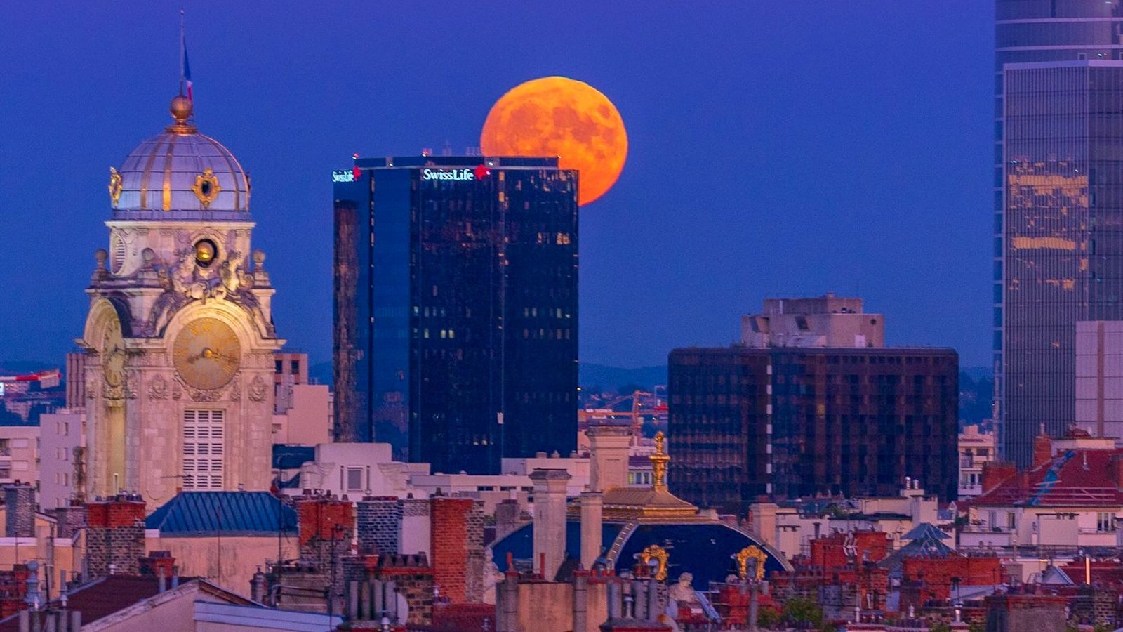 Sur Quelle Chaine Lyon Ce Soir Les plus belles photos de la Super Lune dans le ciel de Lyon mardi soir