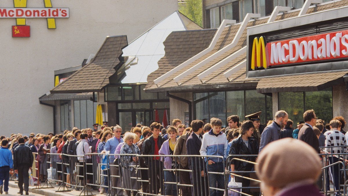 Первый мак в москве. Очередь в макдональдс 1990 на Пушкинской. Первый Московский Макдоналдс 1990. Открытие первого Макдональдса в Москве в 1990 году. Очередь в макдональдс 1990 Москва.