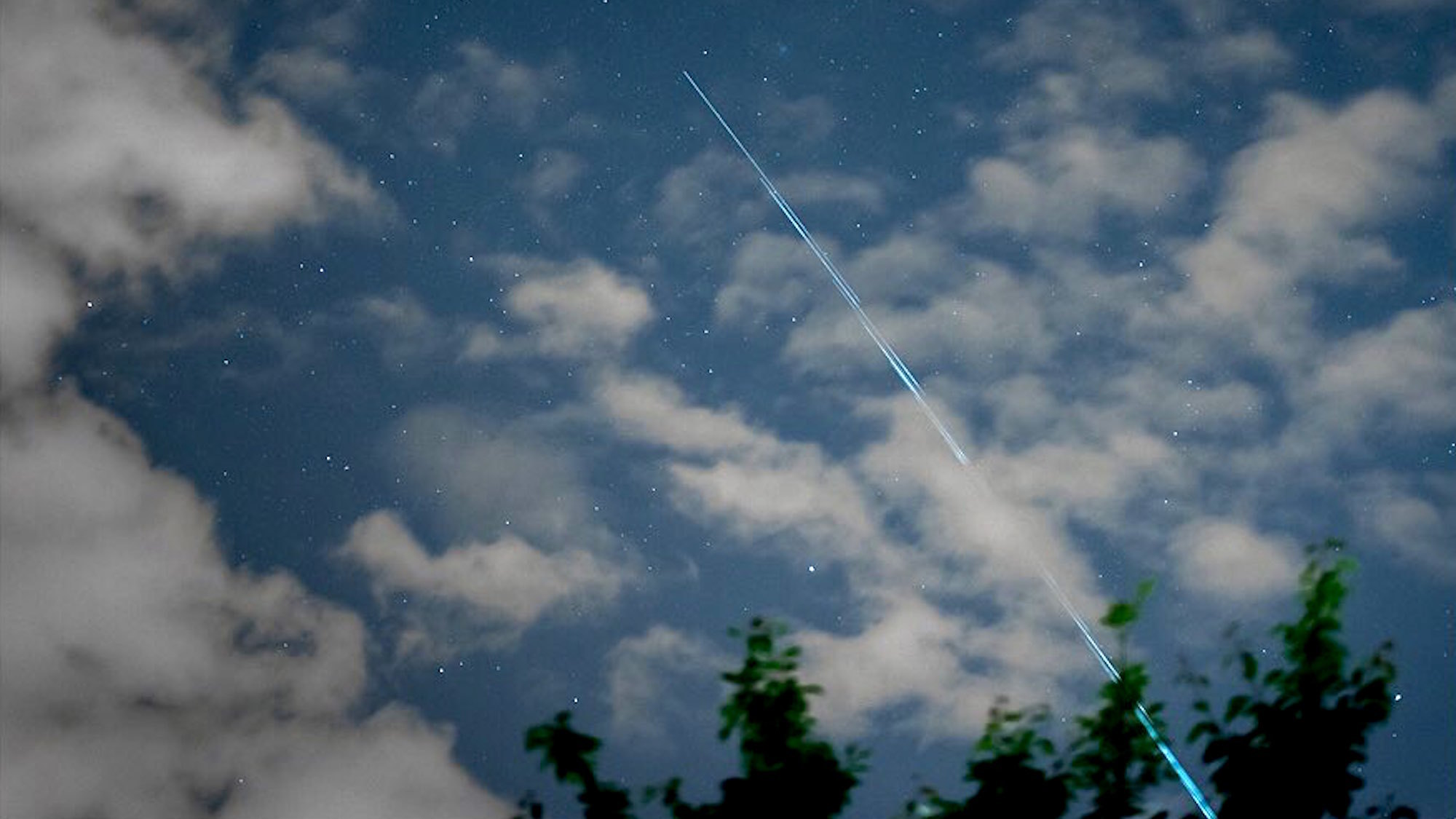 Un train de satellites brillera dans le ciel parisien ce soir tony-starlink-spacex