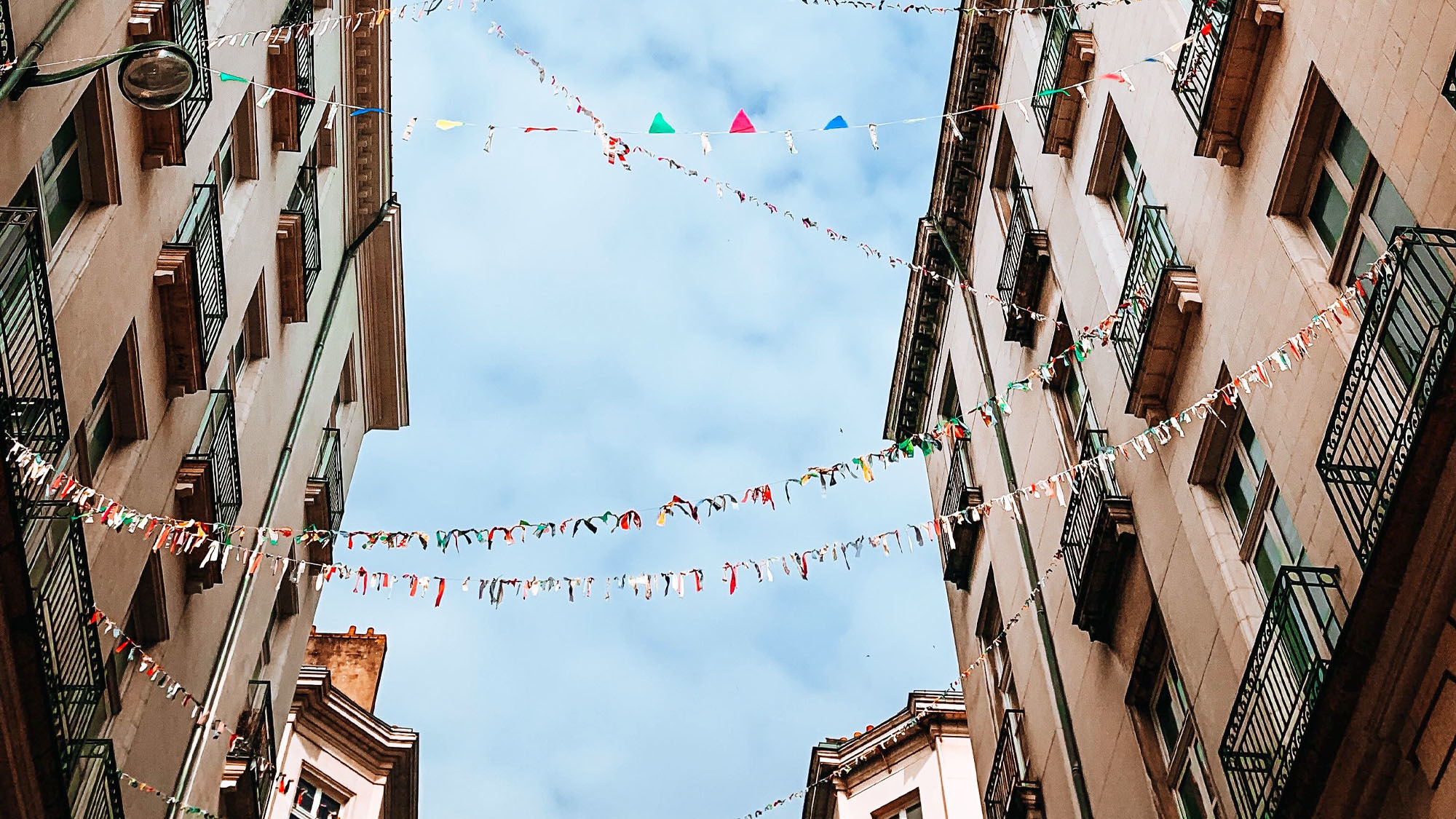 Couleur et positivité : quand les habitants de la rue Jean-Jacques Rousseau s'approprient le confinement fanions-rue-jean-jacques-rousseau