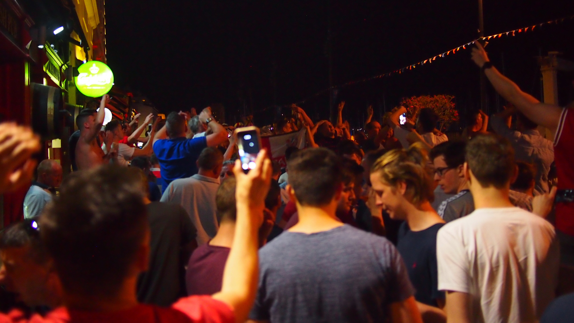 Explosion de joie à Marseille après la défaite du PSG face au Bayern de Munich istock-540829250