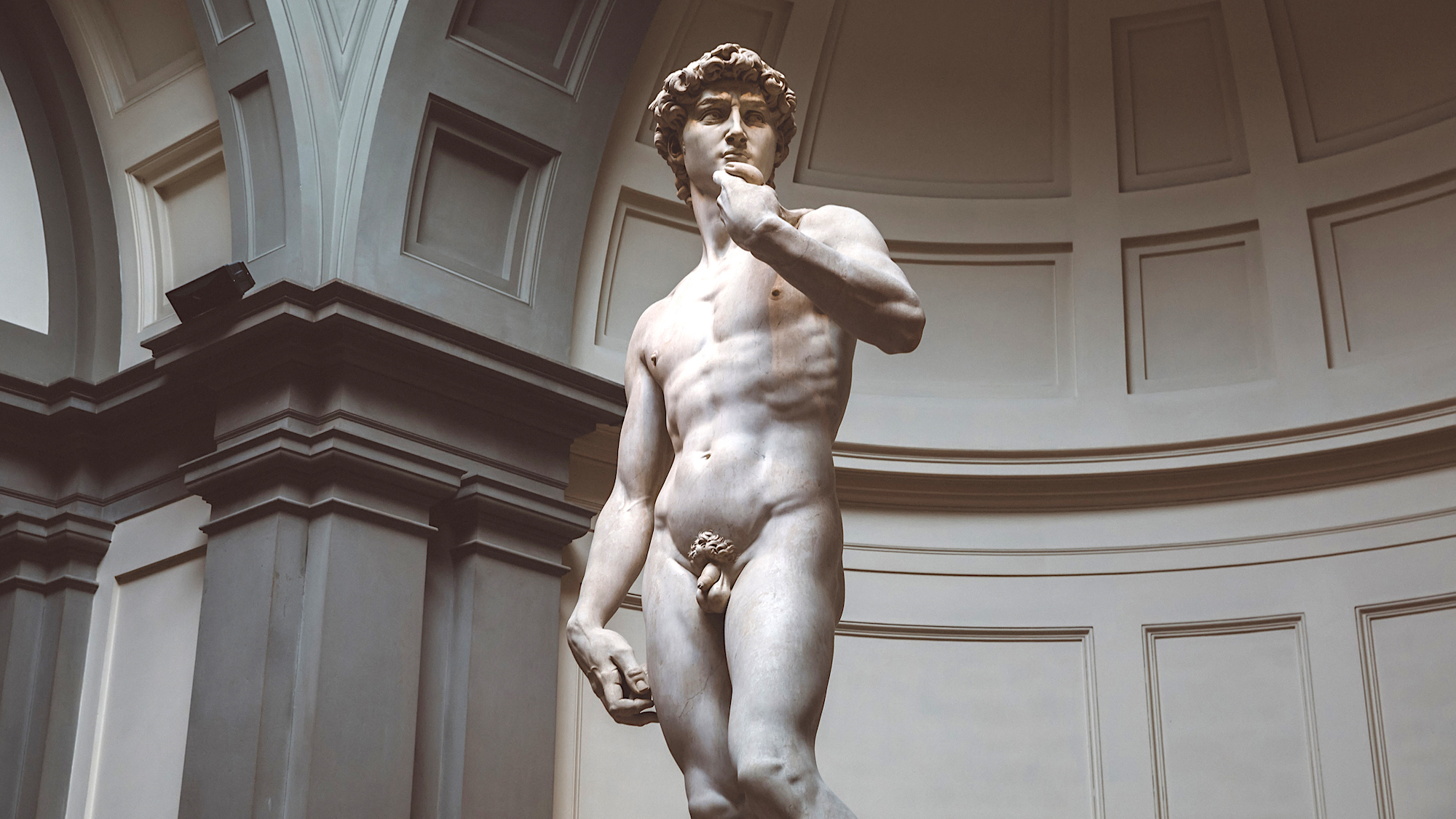 Pourquoi les statues antiques ont des petits zizis ? istock-1192905761