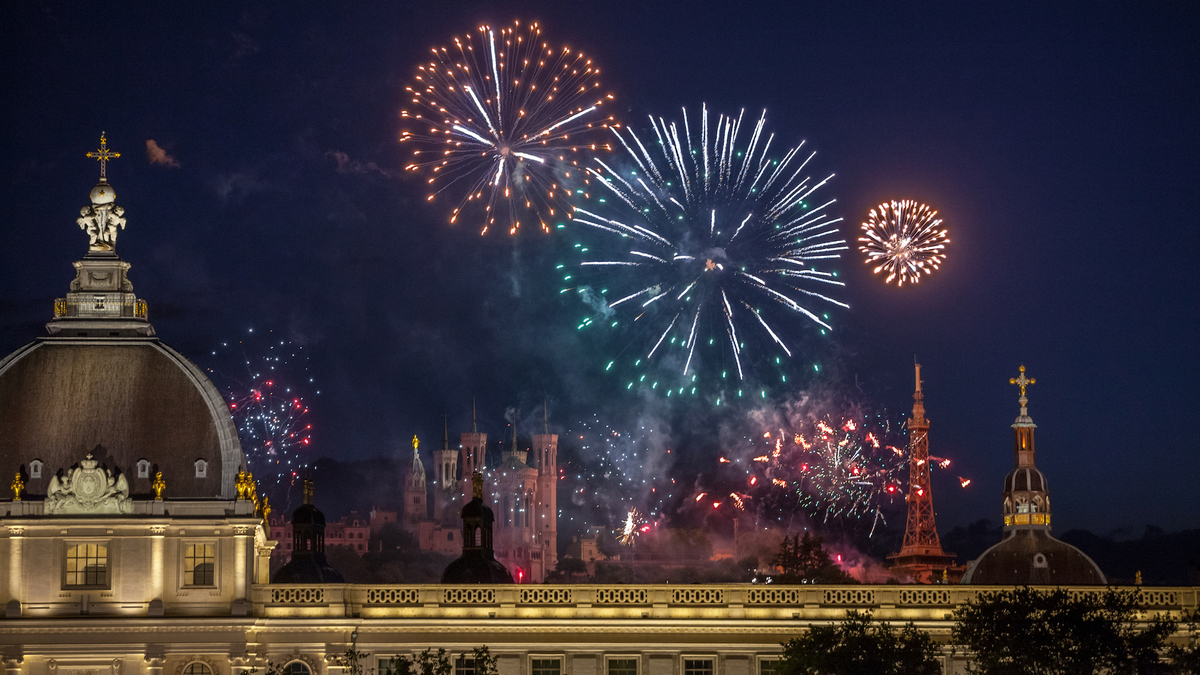 Feu D Artifice Surprise A Lyon La Prefecture Et La Ville Decident De Saisir La Justice