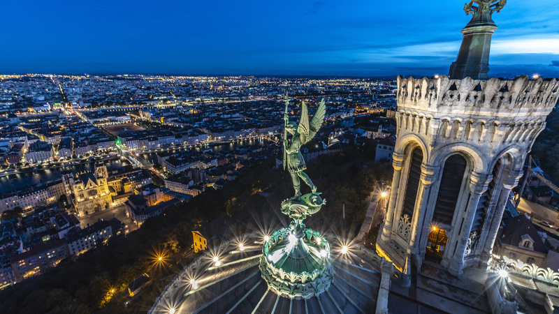 Visiter les toits de Fourvière en nocturne et à la lampe torche, c’est