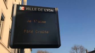 Saint-Valentin : déclarez votre flamme sur les panneaux de la ville de ...