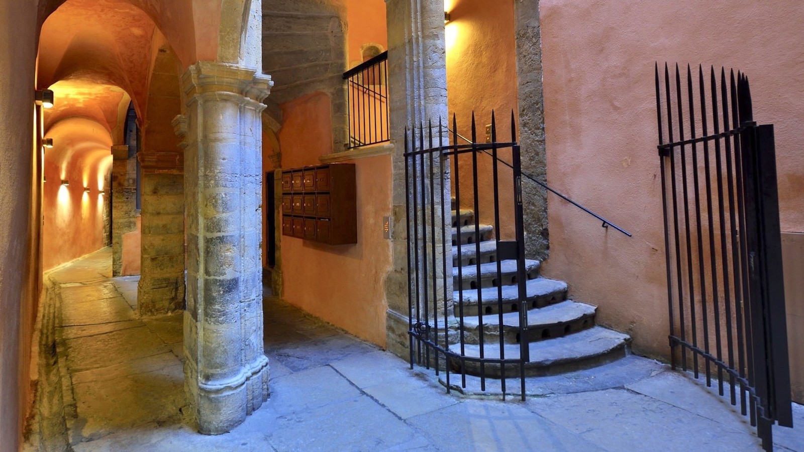 4 traboules mythiques et accessibles à découvrir absolument à Lyon