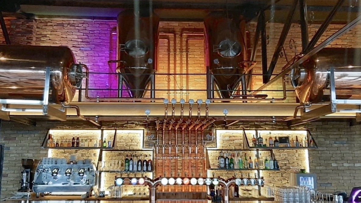 Un nouveau bar à bières avec 27 tireuses et un beer garden ouvre ses