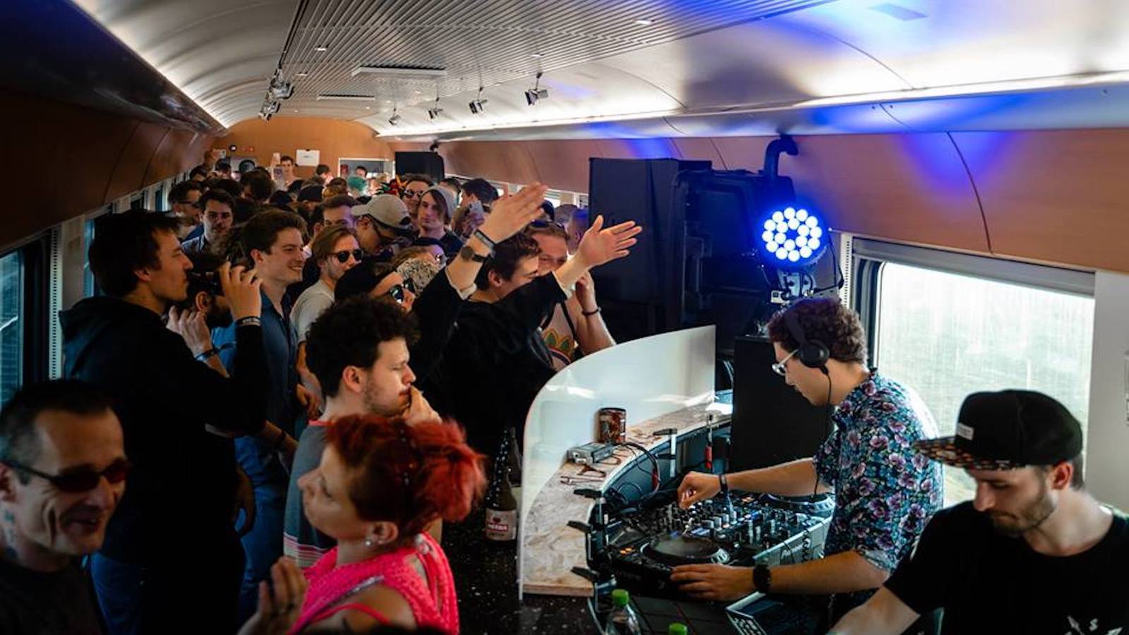 Une rave techno dans un train va vous faire aimer les rails | News | Nuit