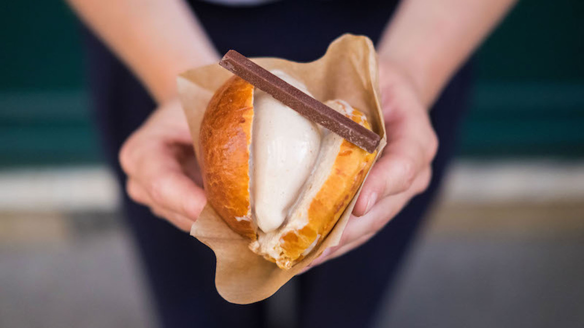 Cette boulangerie parisienne a créé… la glace au pain au chocolat !