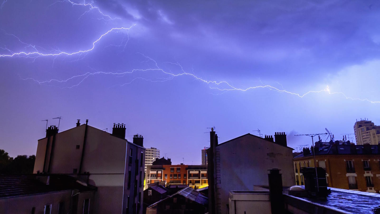 Les images impressionnantes de l’orage à Paris hier soir | News | Paris