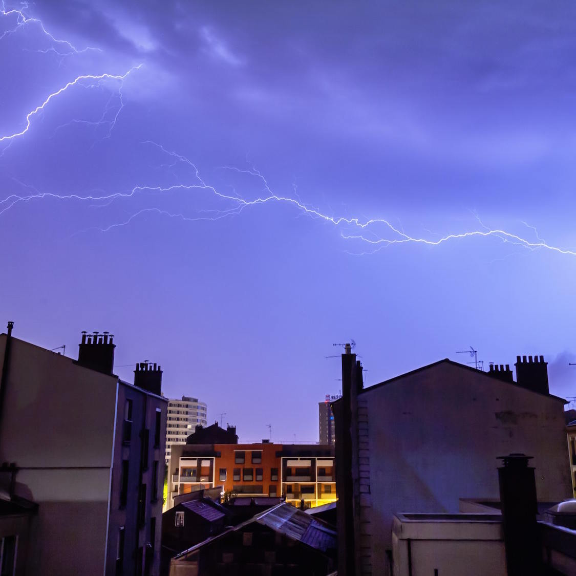 Les Images Impressionnantes De L Orage A Paris Hier Soir