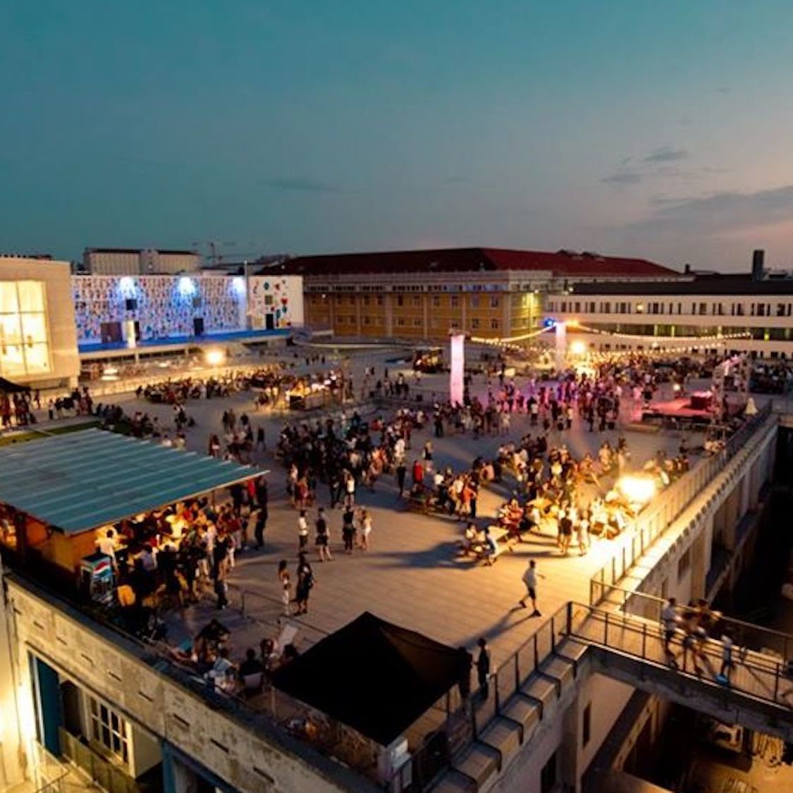 Un Cinema En Plein Air Ouvre Sur Le Toit Terrasse De La Friche Belle De Mai