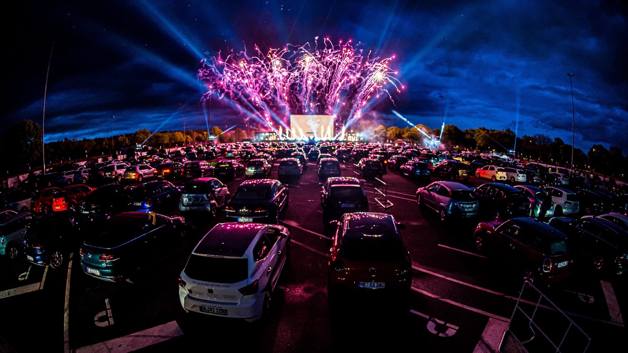 drive-in-voiture-teuf-fete-party-car-confinement-p
