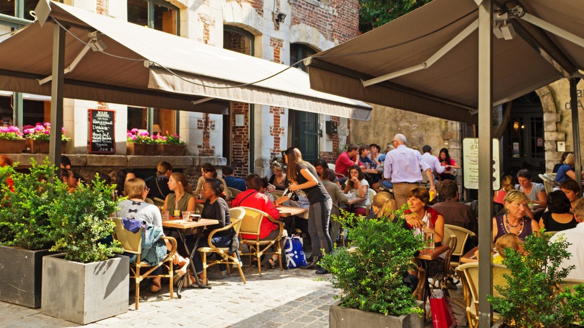 Les terrasses de cafés et restaurants pourront rouvrir dès mardi à