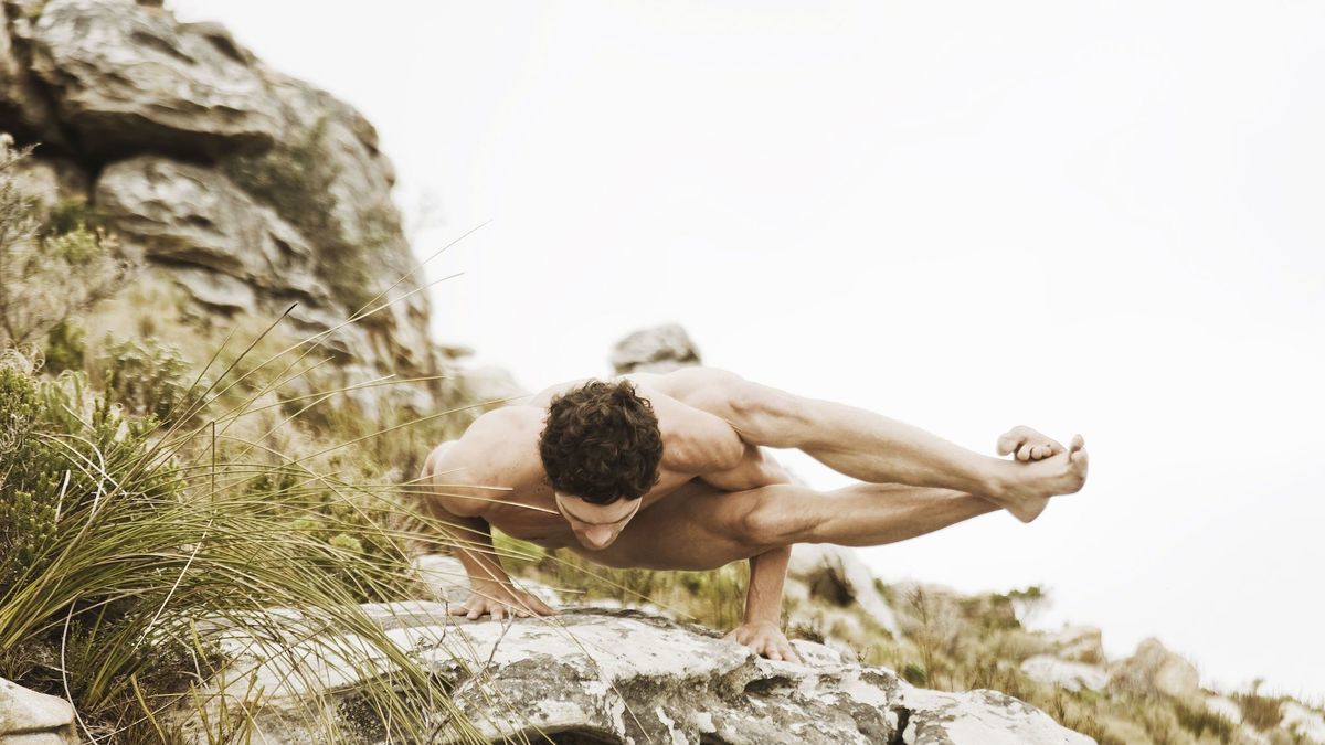 Ces hommes font du yoga nu dans la nature et affolent Instagram man-practicing-yoga-on-a-rock-south-africa-9832568