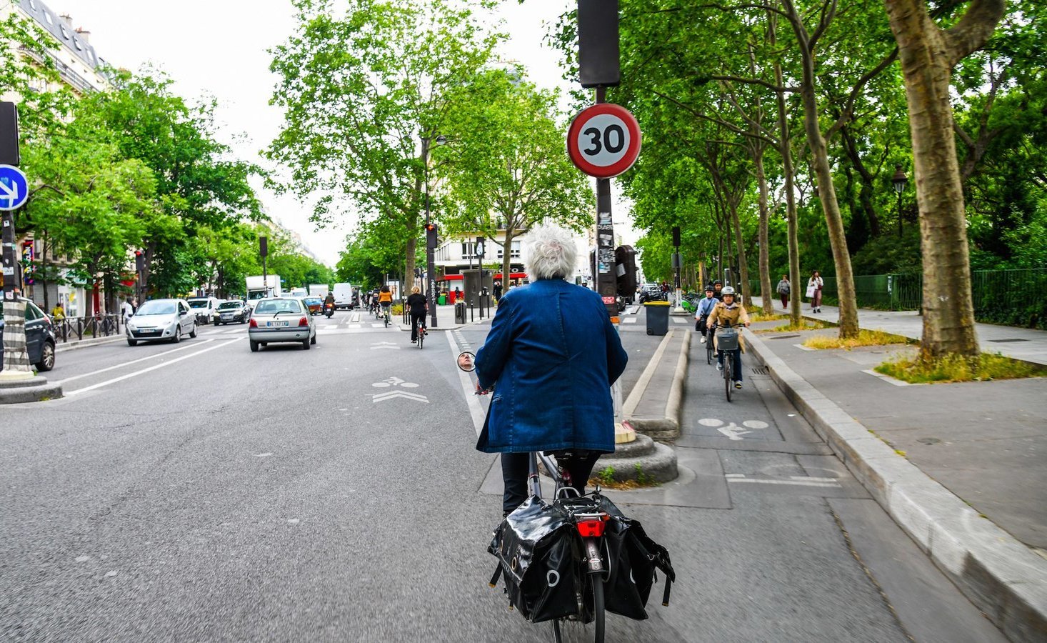 Bâtiments, panneaux, pistes cyclables Paris va réfléchir à sa future  image