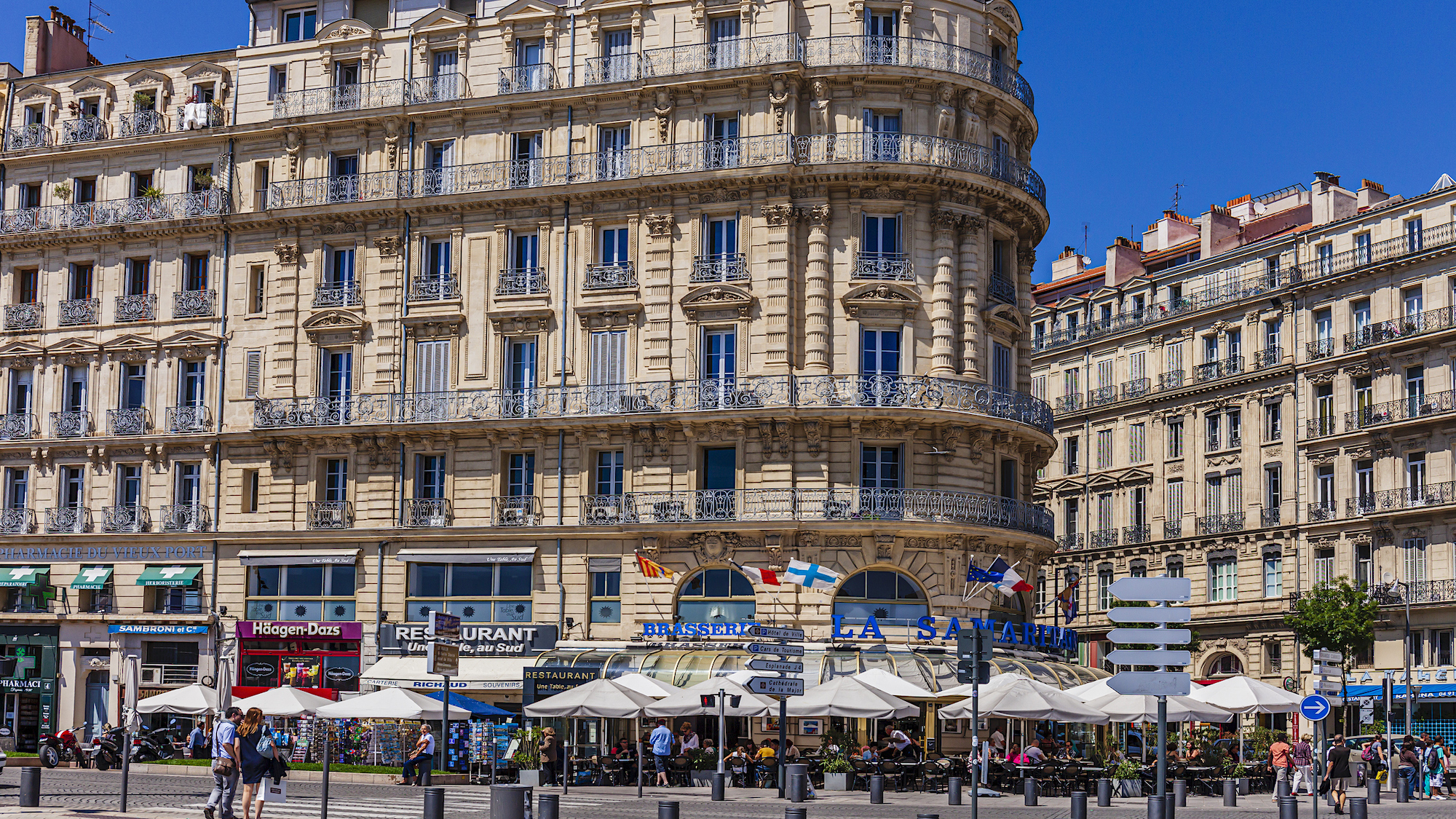 Fermeture officielle des bars et restaurants à Marseille istock-1216194053