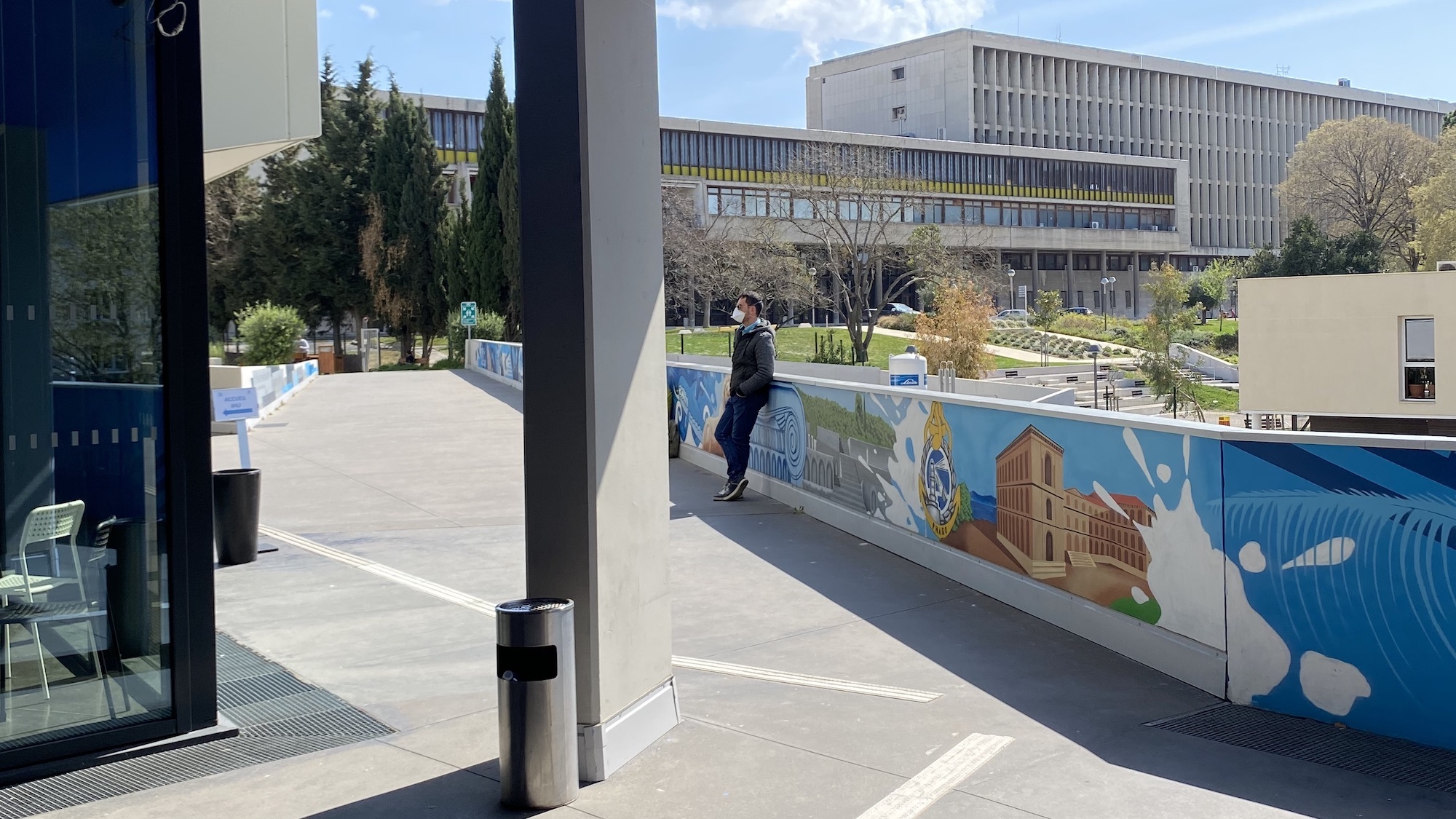 Le Pr Didier Raoult décore ses équipes d’une médaille aux couleurs de l’IHU ihu-med