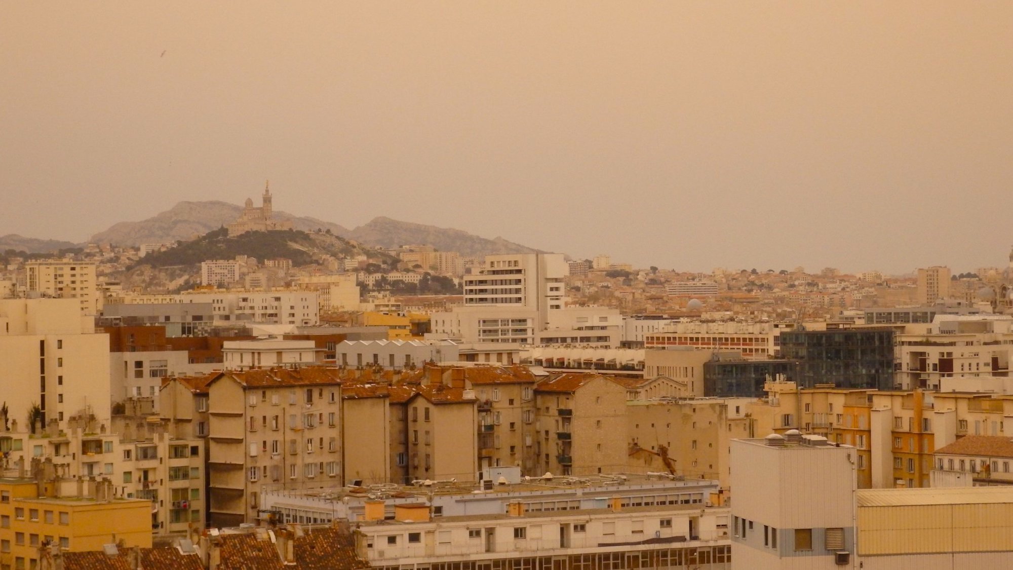 Les photos surréalistes et angoissantes du ciel jaune ce samedi à Marseille astral-video