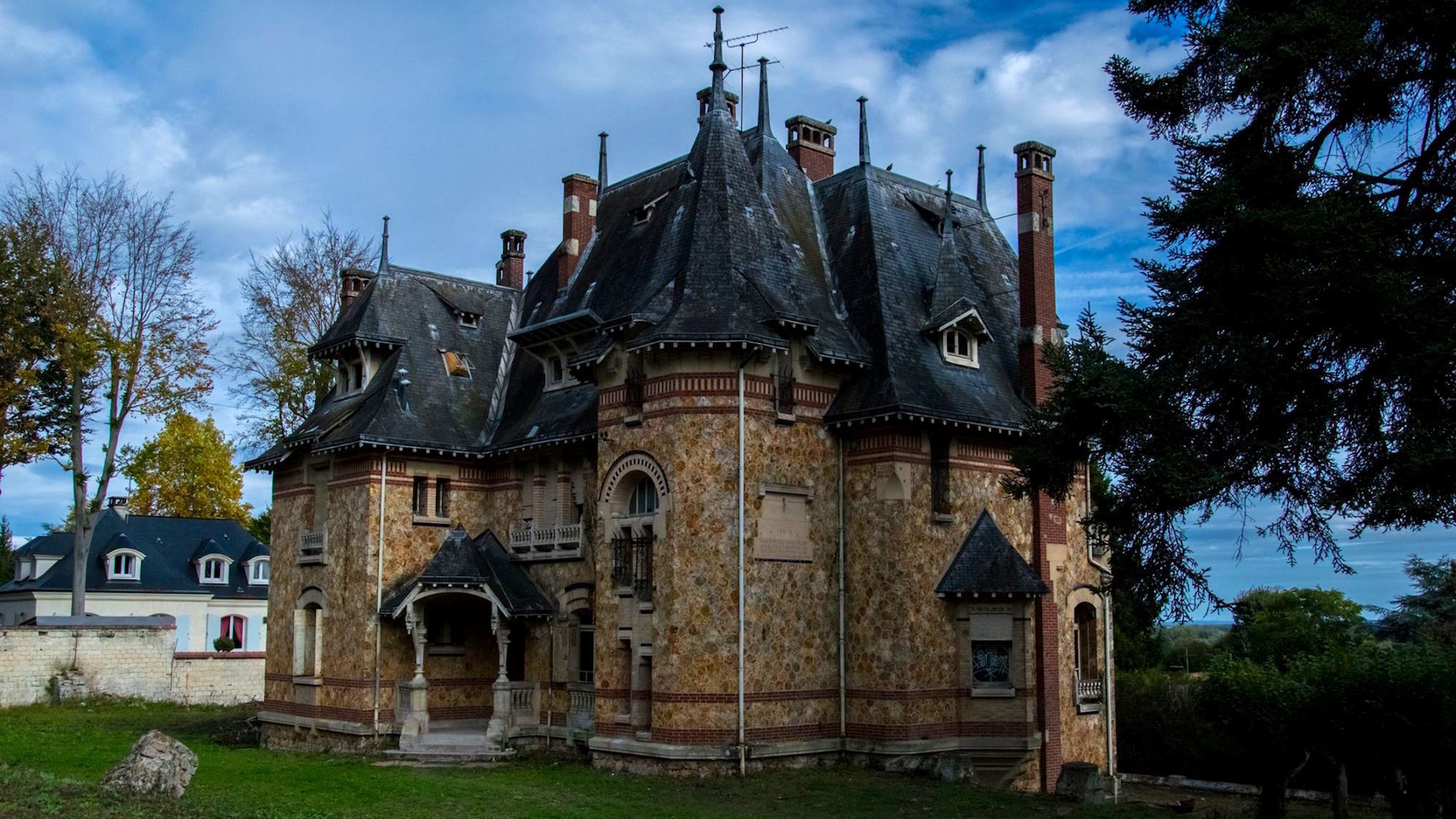 Une mystérieuse villa abandonnée à explorer près de paris | Le Bonbon