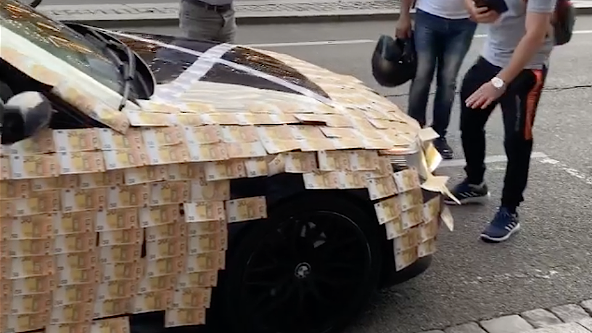 Vidéo : une voiture intégralement recouverte de billets de 50 euros aperçue à Strasbourg capture-d-e-cran-2021-07-07-a-09-56-30