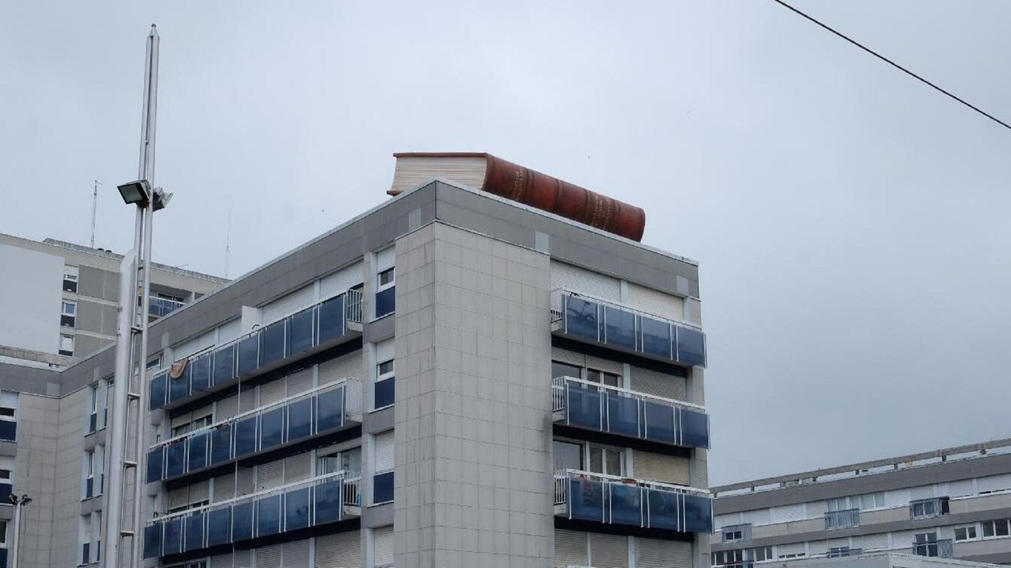 Avez-vous vu ce livre géant sur les toits de Nantes ? livre-g-ant
