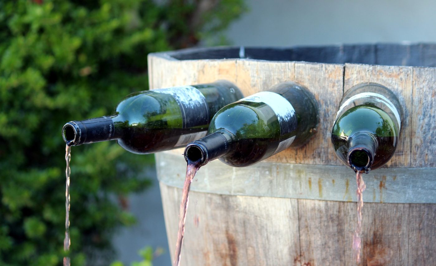 Une fontaine à vin gratuite et illimitée installée dans un petit village  italien