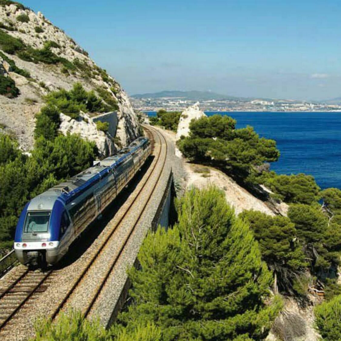 Le Train De La Cote Bleue Est De Nouveau En Service