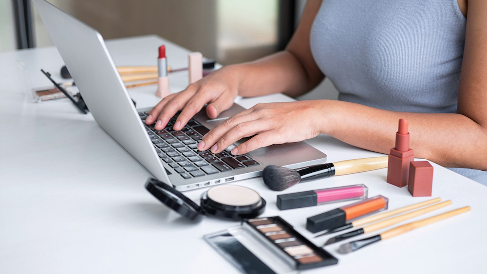 Passionné(e)s par le digital et la beauté : découvrez le MBA spécialisé Beauty & Cosmetics istock-1206687866-2-1000