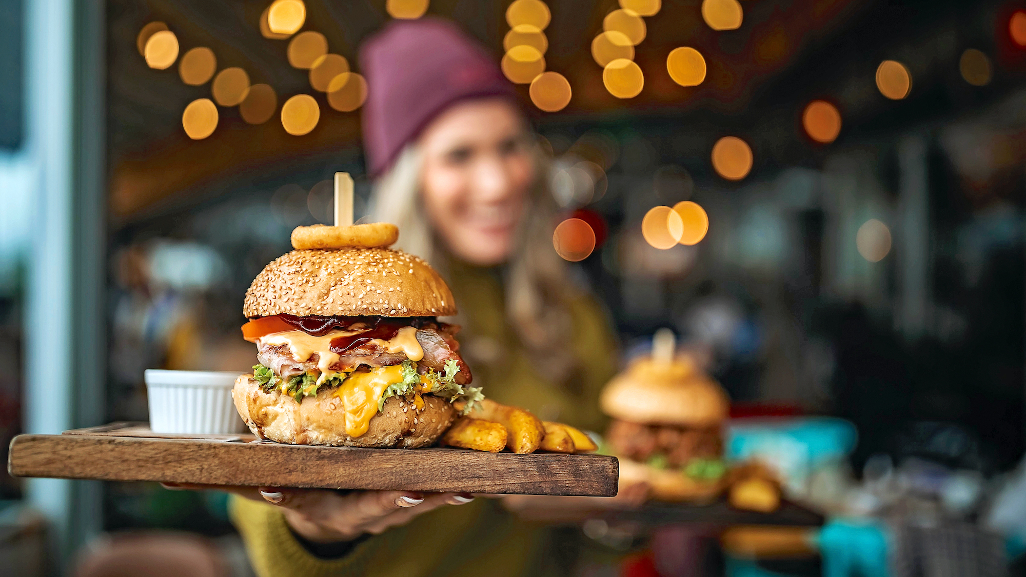 Un restaurant strasbourgeois lance un menu burger-frites à 1 euro pour les étudiants istock-1295387274