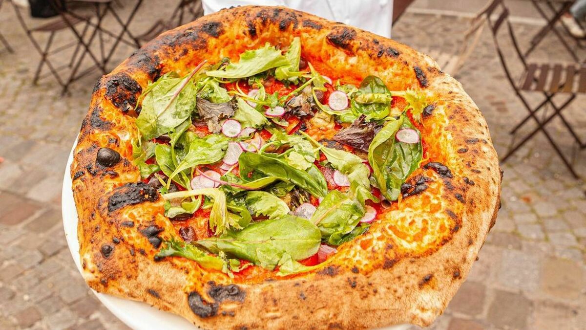 Le champion du monde de la pizza ouvre une terrasse sur les ChampsElysées Le Bonbon