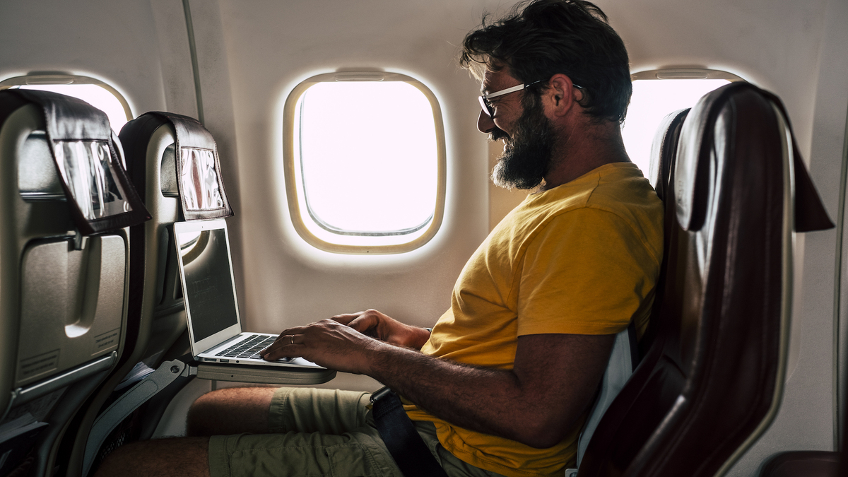 Il mange pendant 4h pour ne pas mettre son masque dans l’avion Le Bonbon