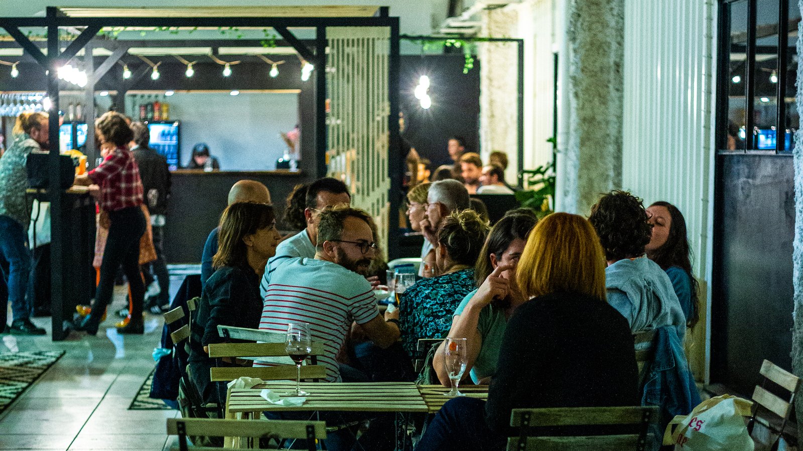 Les Berges De La Lune : Nouveau Café Associatif Dans Un Hangar ...