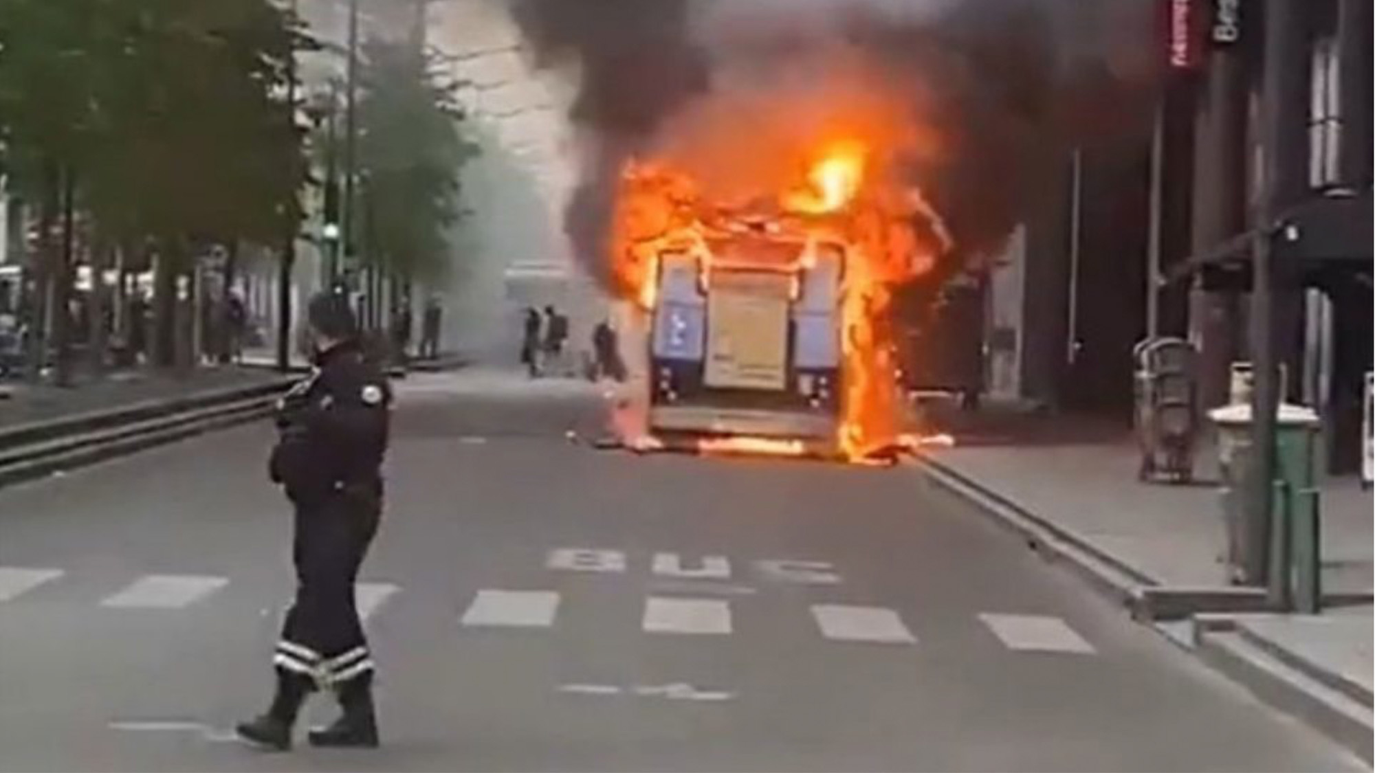 EN IMAGES. Un bus de la RATP prend feu à Paris dans le 13e ambulance