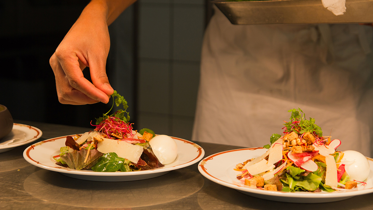 Paris Ce Restaurant Propose Des Repas Gastronomiques Pour Moins De