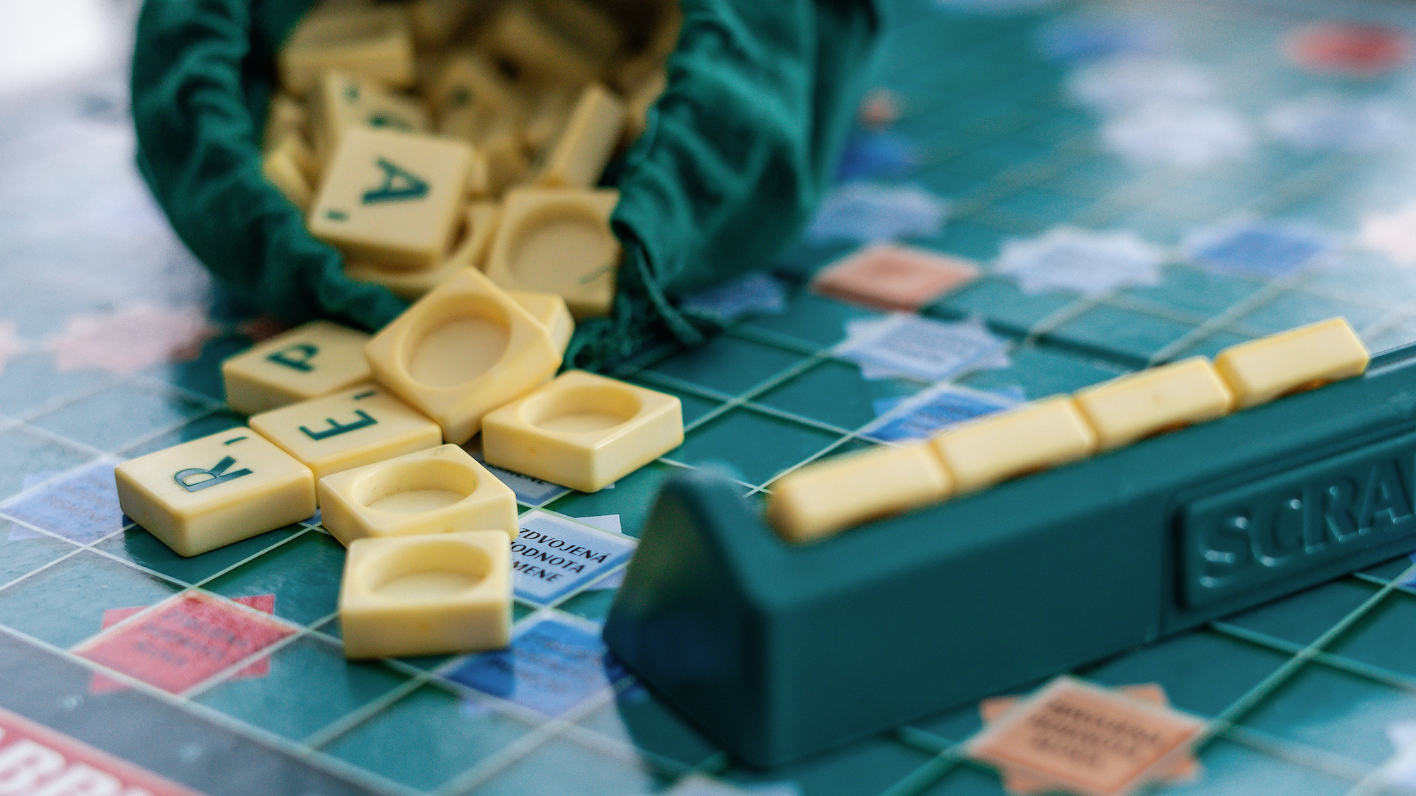 Scrabble retire une vingtaine de mots haineux et irrespectueux de sa  liste officielle - France Bleu