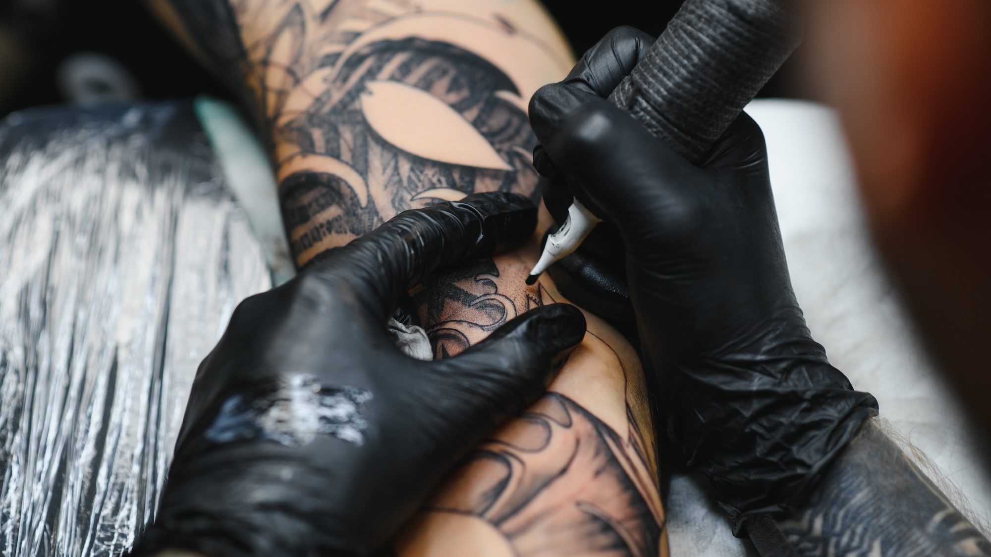 Guide du tatouage 2023 à Paris : les meilleurs tatoueurs