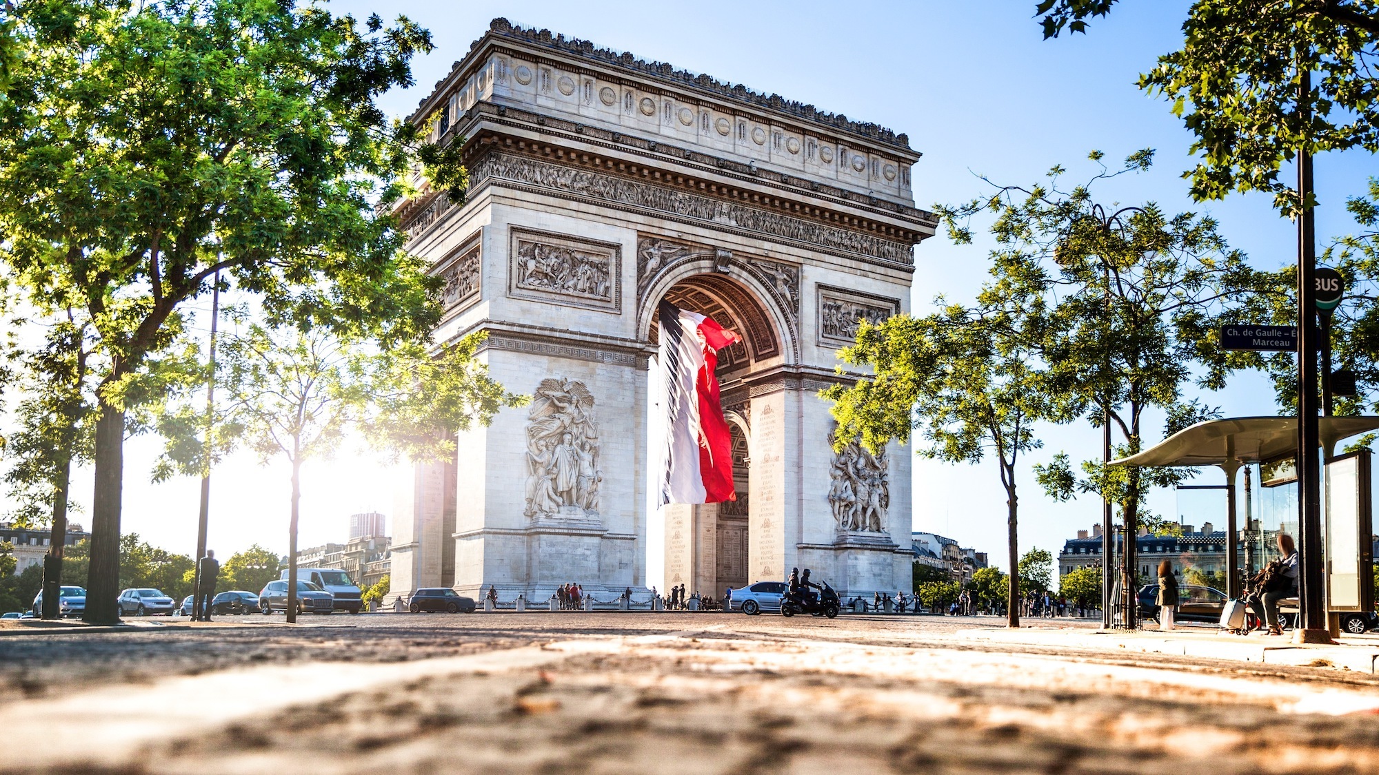 Challenge Ma Terre : Grande opération de ramassage de mégot sur les Champs-Élysées istock-576563448