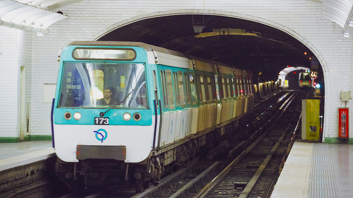 Paris Qui est donc le pousseur fou du métro ? Le Bonbon