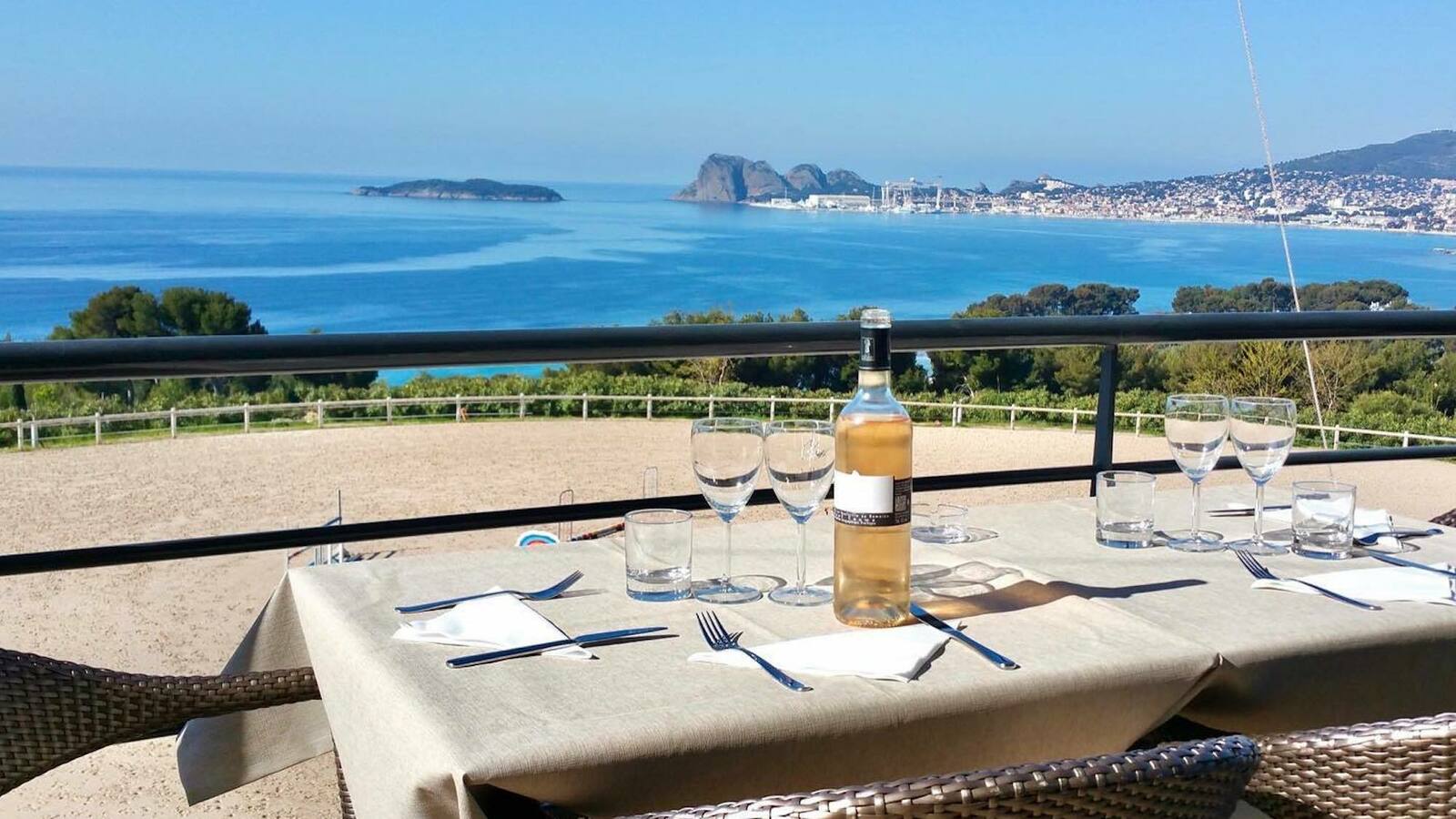 La Ferme Auberge manger au coeur d'une écurie avec vue panoramique